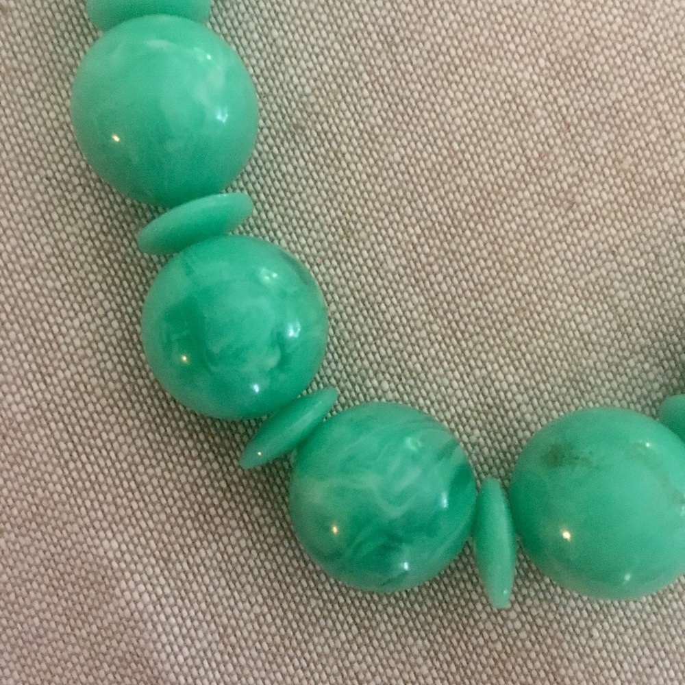 Vintage Jade Green Beaded Necklace - Picture 5 of 5